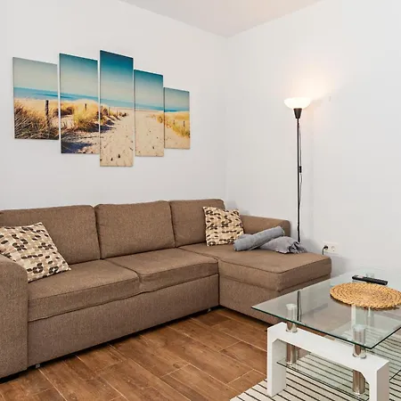 Modern House - Renovated & Cozy