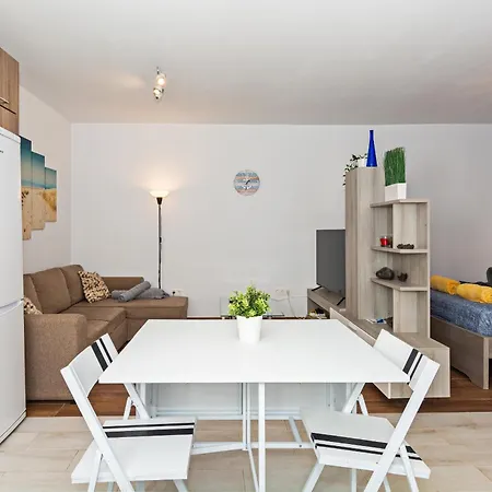 Modern House - Renovated & Cozy Apartment