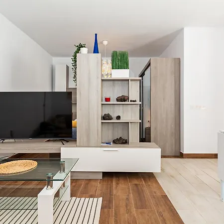 Modern House - Renovated & Cozy *